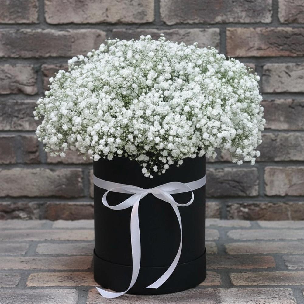 Цветочная композиция из Гипсофила в шляпной коробке в Большой Джалге