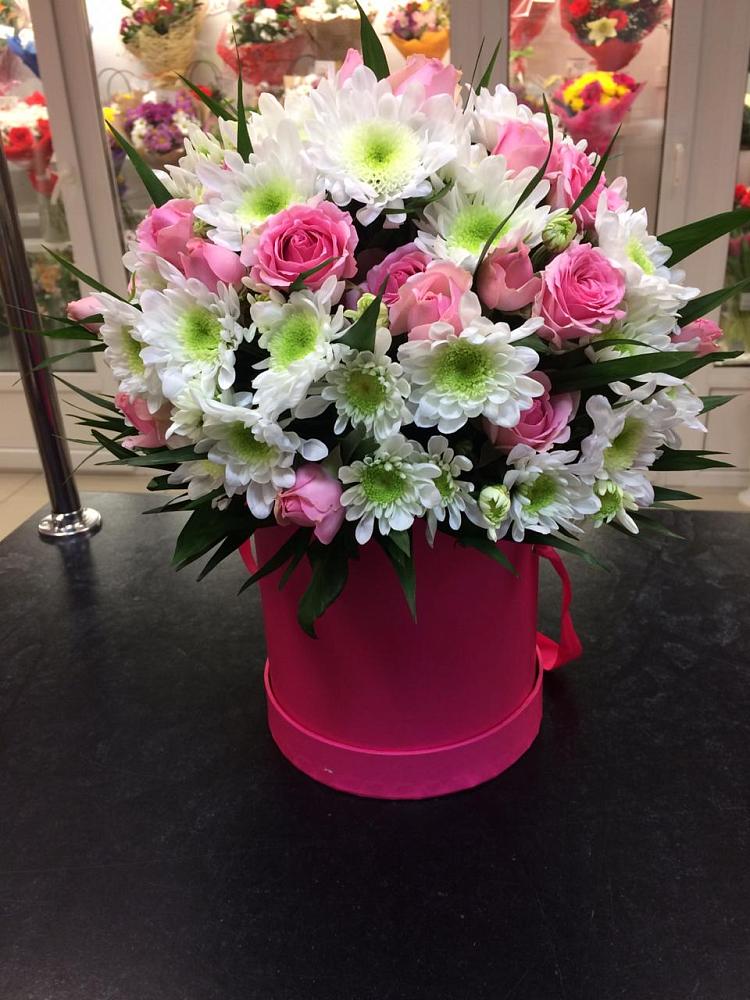 Цветочная композиция из Розы и Хризантемы в шляпной коробке в Большой Джалге