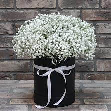 Цветочная композиция из Гипсофила в шляпной коробке в Большой Джалге