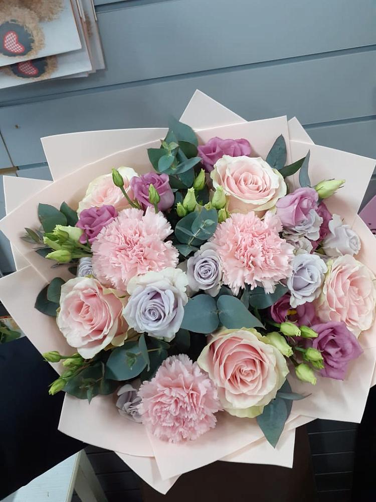 Букет цветов из: Розы, Гвоздики и Лизиантусы в Большой Джалге