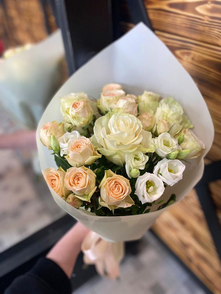 Букет цветов из: Розы и Лизиантусы в Большой Джалге